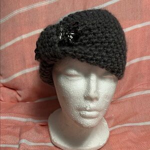 David & Young Elegant Gray Knit Beret with Crystal Accent